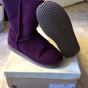 Arizona berry colored suede boots